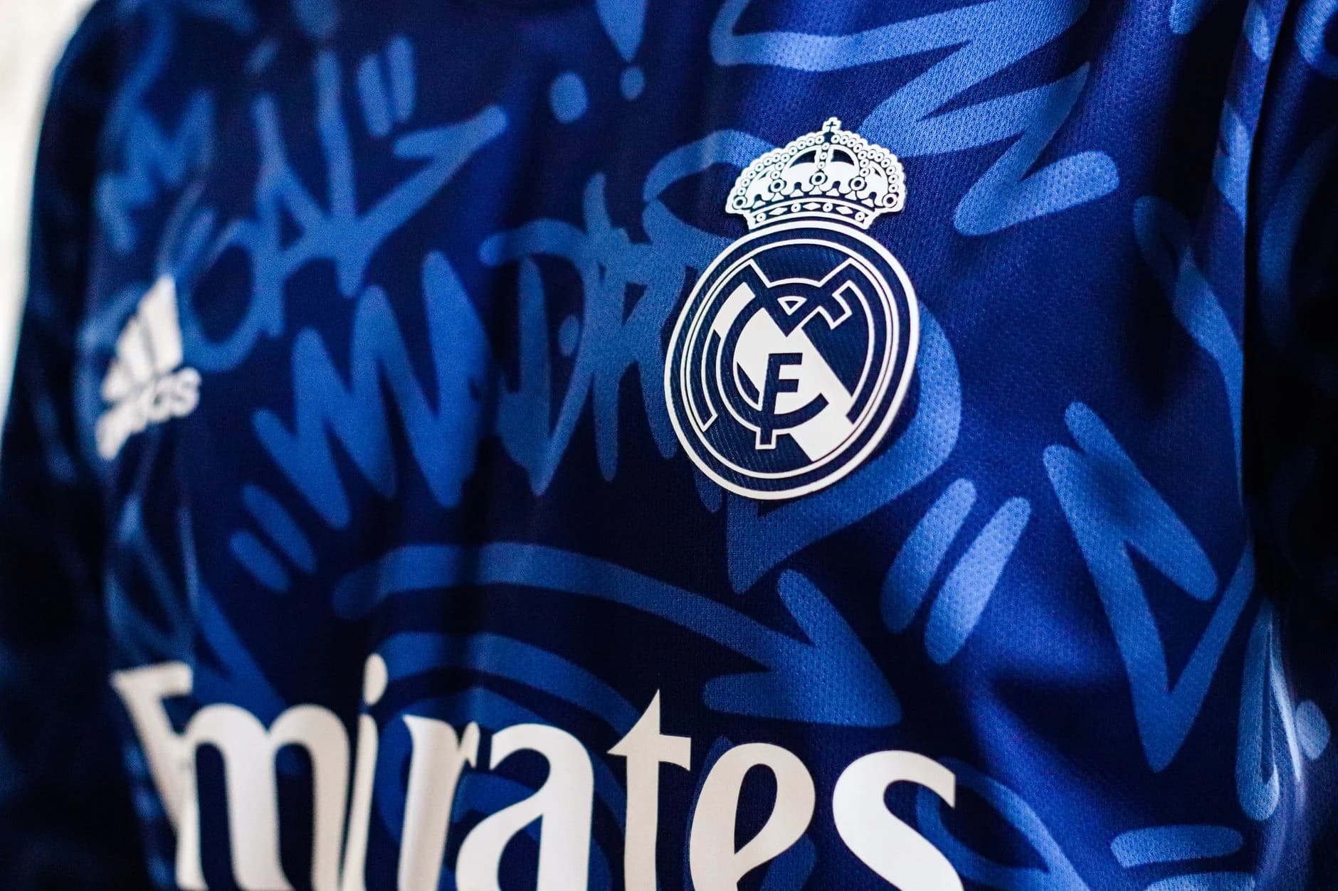 Guide sur les Maillots de Football Adidas : Performance et Style